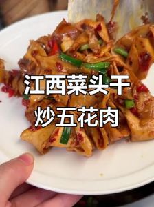 菜头炒肉的做法_芥兰菜头炒肉，家常美味！