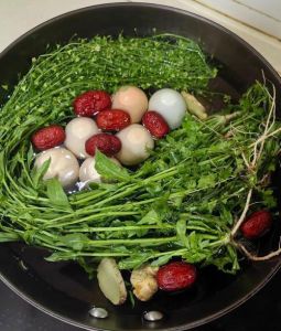 荠菜的3种家常做法_鲜香营养，简单易学
