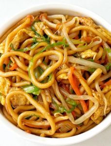 豆芽鸡蛋炒面的家常做法_家常炒面，清爽不粘，简单美味！