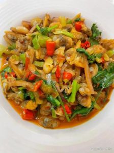 炒嘎啦肉家常做法_黄酒姜汁腌蛤蜊，韭菜提鲜辣味佳