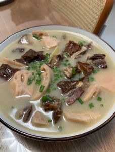 湖北藕炖排骨的做法_粉藕高压炖出粉糯香浓