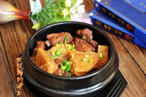 槟榔芋头排骨汤的做法_芋头排骨砂锅炖，香糯入味好做法
