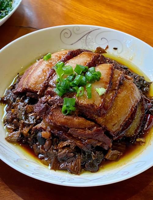 做扣肉正确方法_煮肉切片蒸50分钟,加梅菜增香,江青菜点缀,色香味俱全 做扣肉正确方法_煮肉切片蒸50分钟,加梅菜增香,江青菜点缀,色香味俱全