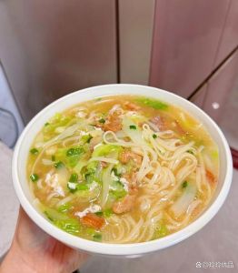 白菜面条的家常做法_家常白菜面，手擀面炝锅，简单美味！