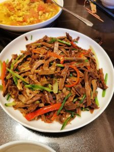 香辣笋干烧肉的做法_香辣笋干烧肉，肥瘦相间，鲜香开胃！