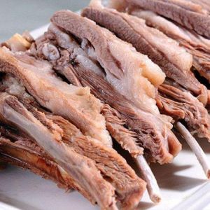 手把肉的正宗做法_新鲜滩羊肉细嫩，冬日涮煮美味