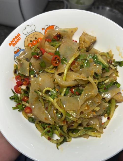 凉拌厚粉皮的做法_泡发粉皮冷水长或温水短,蒜泥辣椒酱汁按需调,加盐生抽醋香油拌匀即食 凉拌厚粉皮的做法_泡发粉皮冷水长或温水短,蒜泥辣椒酱汁按需调,加盐生抽醋香油拌匀即食