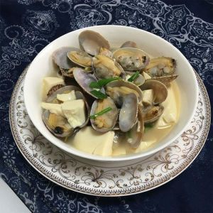 花蛤肉豆腐汤的做法_鲜嫩花蛤豆腐汤，低脂高蛋白，家常暖心！