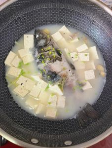 鲫鱼汤需要提前把鲫鱼盐腌制吗_鲫鱼汤加盐腌吗？鱼腹抹少许就好