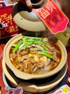 牛杂煲的家常做法_75岁师傅传授牛杂煲秘诀，清洗香料火候全解析！
