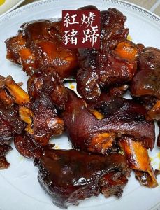 炖猪蹄放什么调料最香_冰糖炒糖色，炖猪蹄香第一步