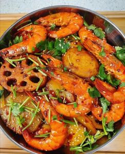 干锅虾里的配菜有哪些_鲜嫩虾肉配多菜，口感层次丰富美味！