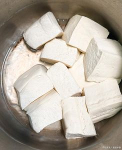 老豆腐煮汤需要焯水吗_老豆腐煮汤要不要焯水？3分钟定型去腥！