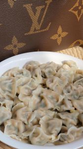 韭菜虾仁蒸饺菜品图_韭菜虾仁饺子，家常美味，皮薄馅大