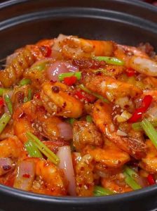 干锅虾配菜有哪些_香辣干锅虾，鲜嫩又过瘾！