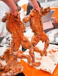 牛蛙怎样炸酥脆_椒盐牛蛙外酥里嫩，风味独特！