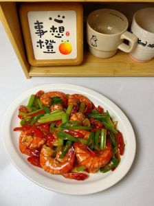 炒虾可以放什么配菜_爆炒虾仁配杂粮，蔬果增香营养好