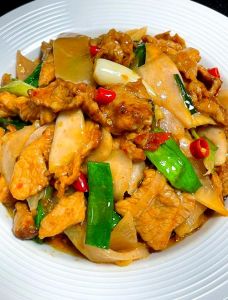 白萝卜炒肉不焯水的做法_白萝卜炒肉，无需焯水更鲜甜！