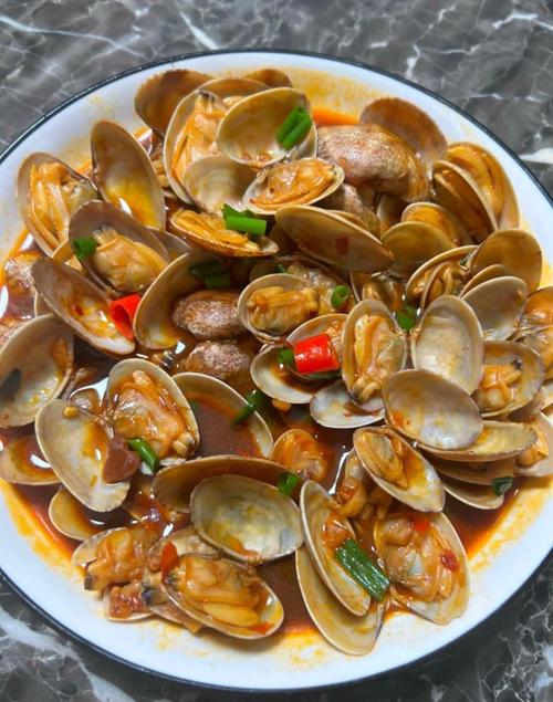炒花蛤不焯水做法_香油盐吐沙，白酒料酒去腥，蒜香爆炒花蛤！