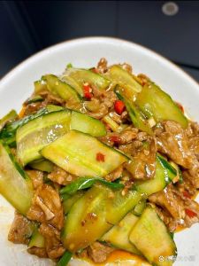 博山黄瓜炒肉做法_猪肉炒黄瓜，简单美味的家常菜