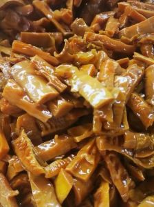 油焖笋家常做法_油焖春笋，脆嫩酱香，下饭绝配！