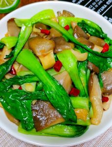 蘑菇炒油菜的做法_香菇炒油菜，鲜香爽口，简单美味！