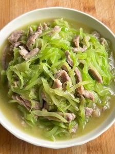 炒莴笋丝的家常做法_当季莴笋丝，脆爽美味做法