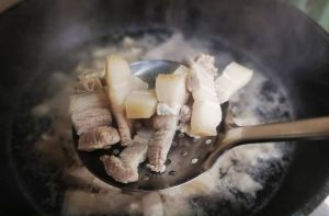 正确的肉类焯水方法_焯水去肉腥，冷水下锅慢慢煮