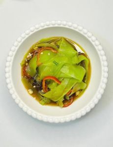 莴笋片焯水几分钟_莴笋去农残泡10分钟，焯水加油，叶可吃