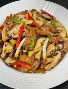 家常蘑菇炒肉的做法_腌里脊肉片炒蘑菇青红椒