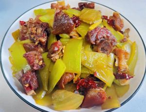 莴苣炒腊肉的做法大全家常_莴苣炒腊肉，减腻香脆做法