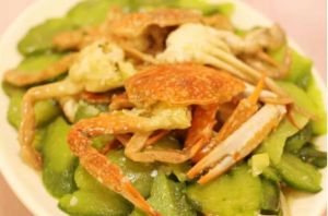 花蟹炒苦瓜的家常做法_花蟹苦瓜川味炒，鲜香脆爽下酒菜