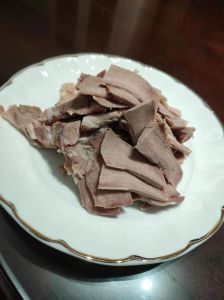 猪舌头一般煮多久才熟_焯水刮膜，煮20分钟凉拌，30分钟卤制