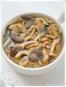 鲜蘑菇炖肉的家常做法_小鸡炖蘑菇，汤汁鲜美