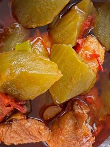 莴笋炖肉的家常做法_莴笋炖五花肉，肉香笋脆营养佳