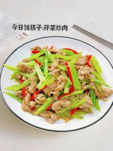 野芹菜炒肉的做法家常菜_春芹菜炒肉片，清爽降压，家常美味！
