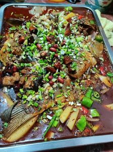 烤鱼一般加哪些配菜_烤鱼配沙拉，蔬菜炒饭鲜，小菜开胃，豆腐汤鲜美