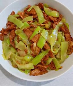家常炒莴笋做法大全_莴笋炒肉片，色香脆嫩做法全解！