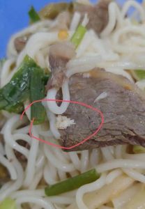 熟肉上面有一堆白色虫卵吃了_红烧肉白块正常？熟肉变色长毛就扔！