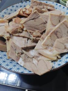家常白切羊肉的做法_鲜嫩解腻，吃法多样