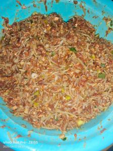 正宗粉条肉包子馅的做法_猪肉粉条馅包子饼做法，蒸煮煎对比