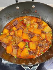 萝卜炖肉的家常做法_五花肉炖白萝卜
