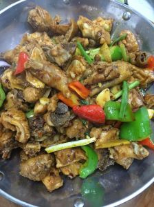 肥肠鸡家常正宗做法_香辣肥肠鸡，软糯不腻味美鲜！