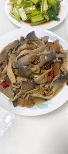 鲜蘑炒肉的家常做法_鲜蘑五花肉快炒，鲜嫩不腻营养好