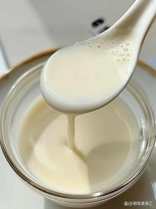 情侣晚上在床磨豆浆：温馨时光中享受自制豆浆的简单乐趣
