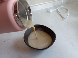 美女与男子共同努力制作香浓豆浆的温馨场景：家庭的手工豆浆制作全过程