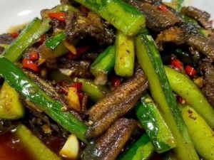 黄瓜炒鳝鱼家常做法_黄瓜炒鳝鱼，滚刀块更佳，先煎后炒味更鲜！