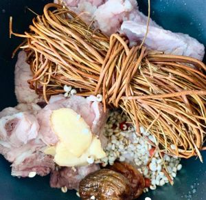 鸡苗菜排骨汤做法大全_鸡苗排骨汤，暖心回忆