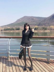 探索jk黑丝学姐身影背后的时尚魅力与内衣搭配，展现大长腿线条的独特魅力