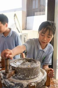 小孩子在床上磨豆浆的趣味瞬间与家庭手作豆浆的温馨体验